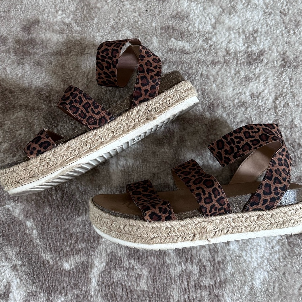 Women’s cheetah pull on block heeled sandal size 8
